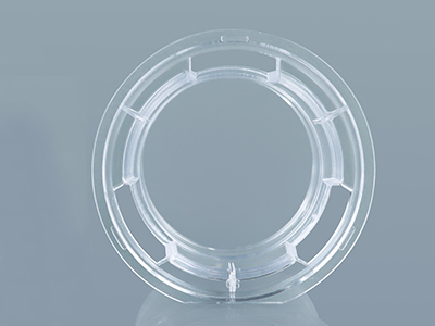 聚對苯二甲酸乙二醇酯（PET）透光性良好，使用顯微鏡易觀察